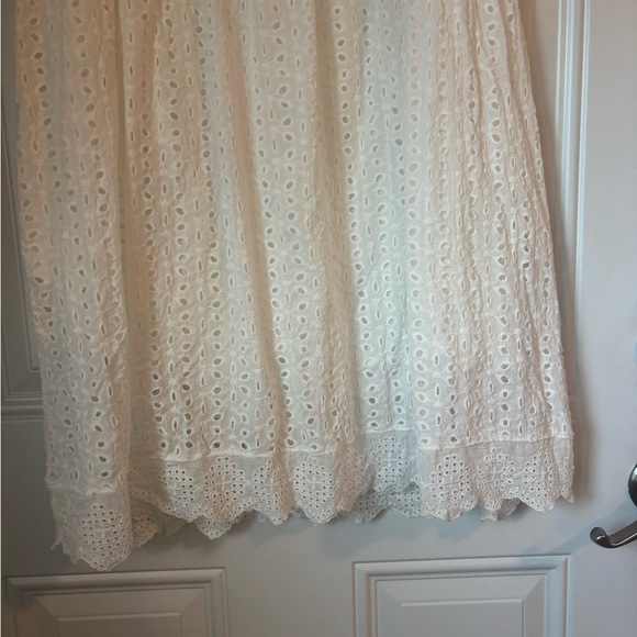 Elegant White Lace Dress - Picture 5 of 8